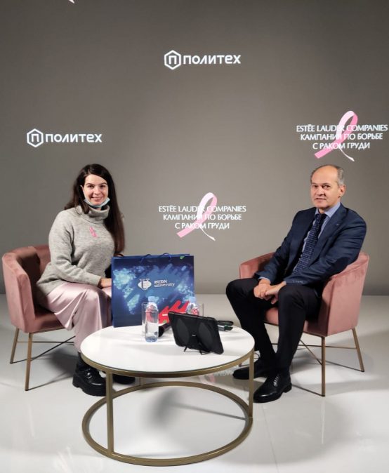 Завкафедрой клинической маммологии ФНМО Сергей Павлович Прокопенко вручил благодарственное письмо Университета компании Estée Lauder Russia